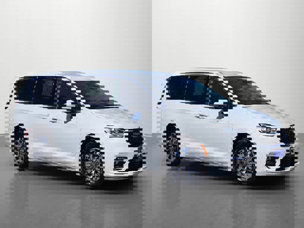 Used 2023 Chrysler Pacifica Touring-L image 8