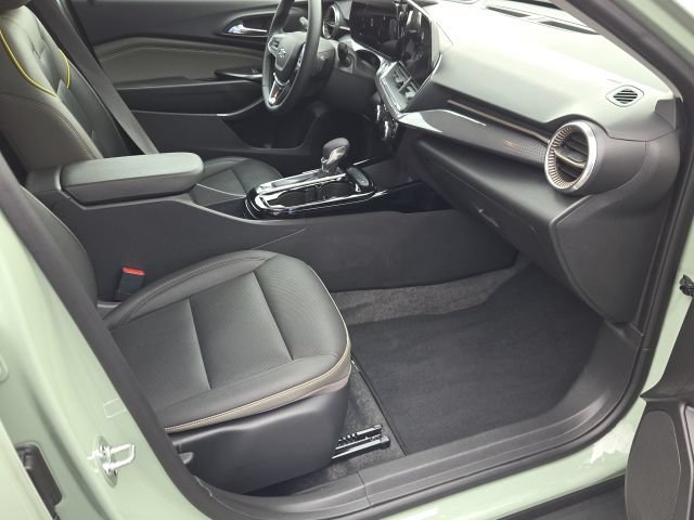 Used 2025 Chevrolet Trax ACTIV FWD image 9