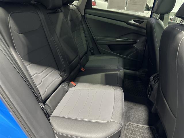 Certified 2025 Volkswagen Taos SE image 18