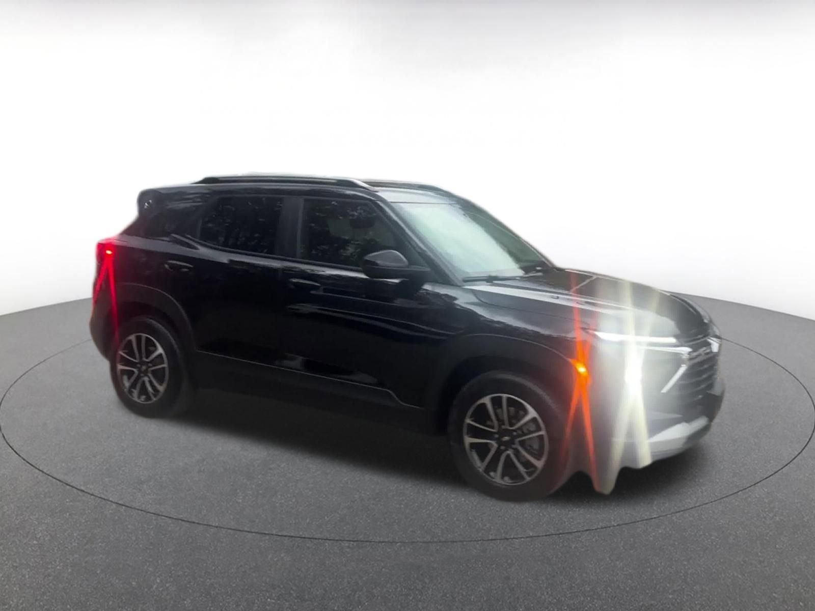 Used 2025 Chevrolet TrailBlazer LT image 2