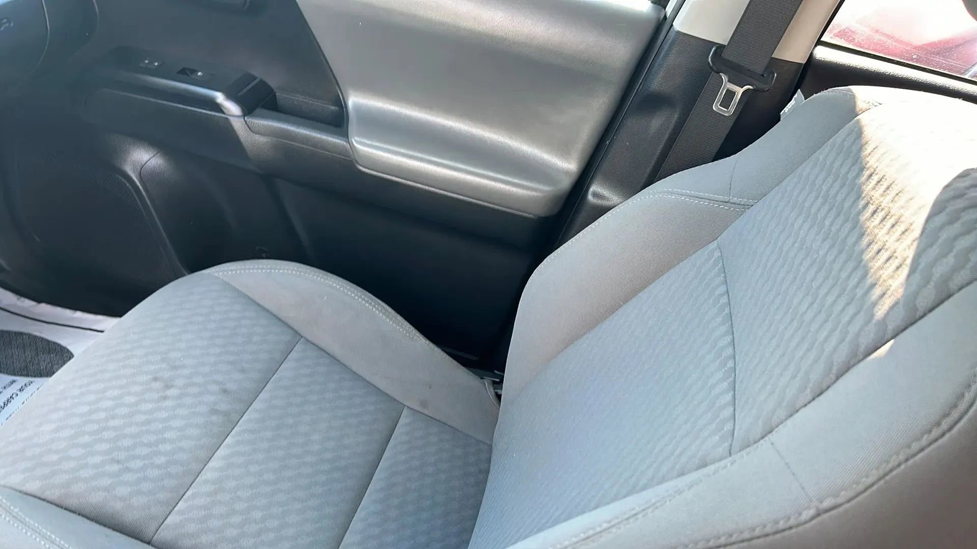 Used 2020 Toyota Tacoma SR image 32