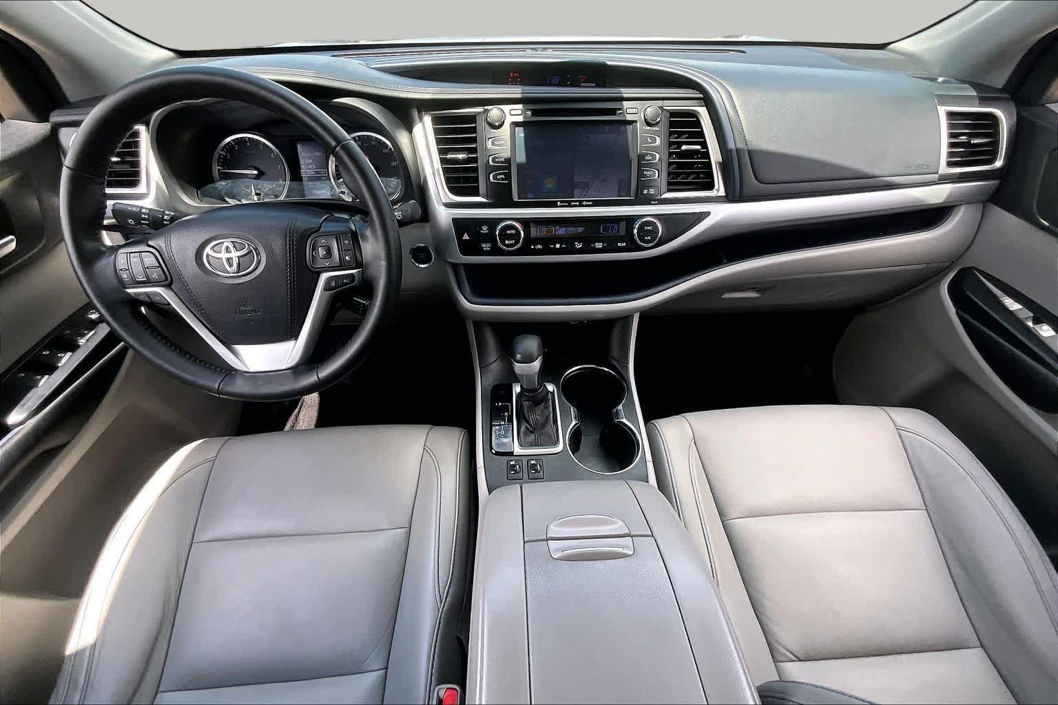Used 2018 Toyota Highlander XLE FWD image 16