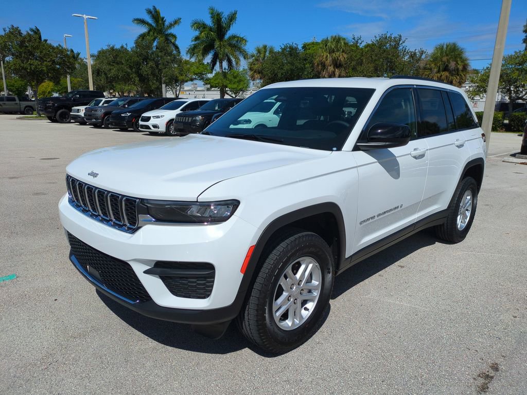 New 2025 Jeep Grand Cherokee Laredo AWD/4WD image 9