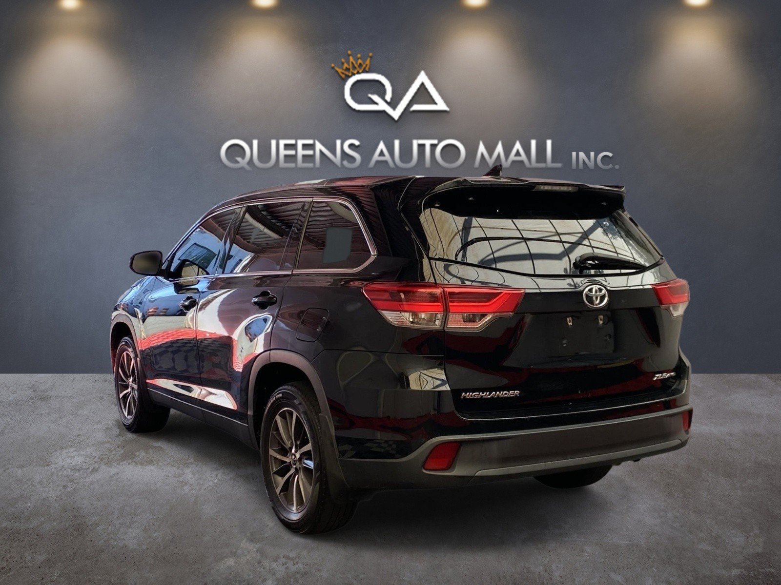 Used 2019 Toyota Highlander XLE AWD/4WD image 4