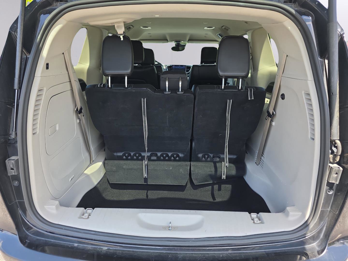 Used 2024 Chrysler Pacifica Select image 14