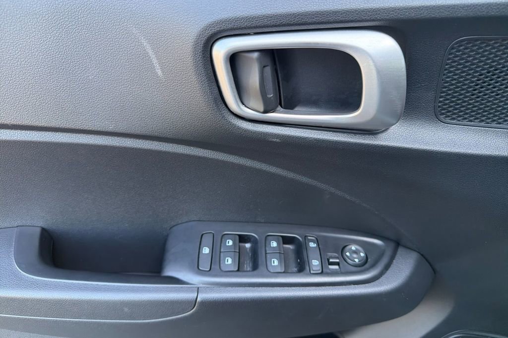 Certified 2025 Hyundai Venue SE FWD image 12