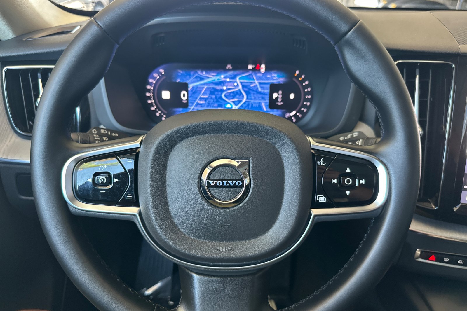 Certified 2025 Volvo XC60 B5 Plus AWD/4WD image 28