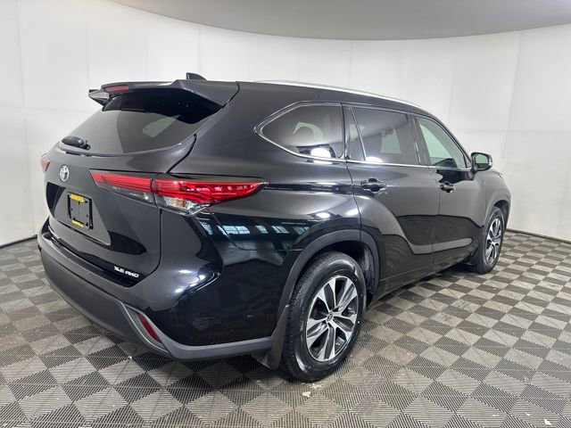 Used 2022 Toyota Highlander XLE image 3