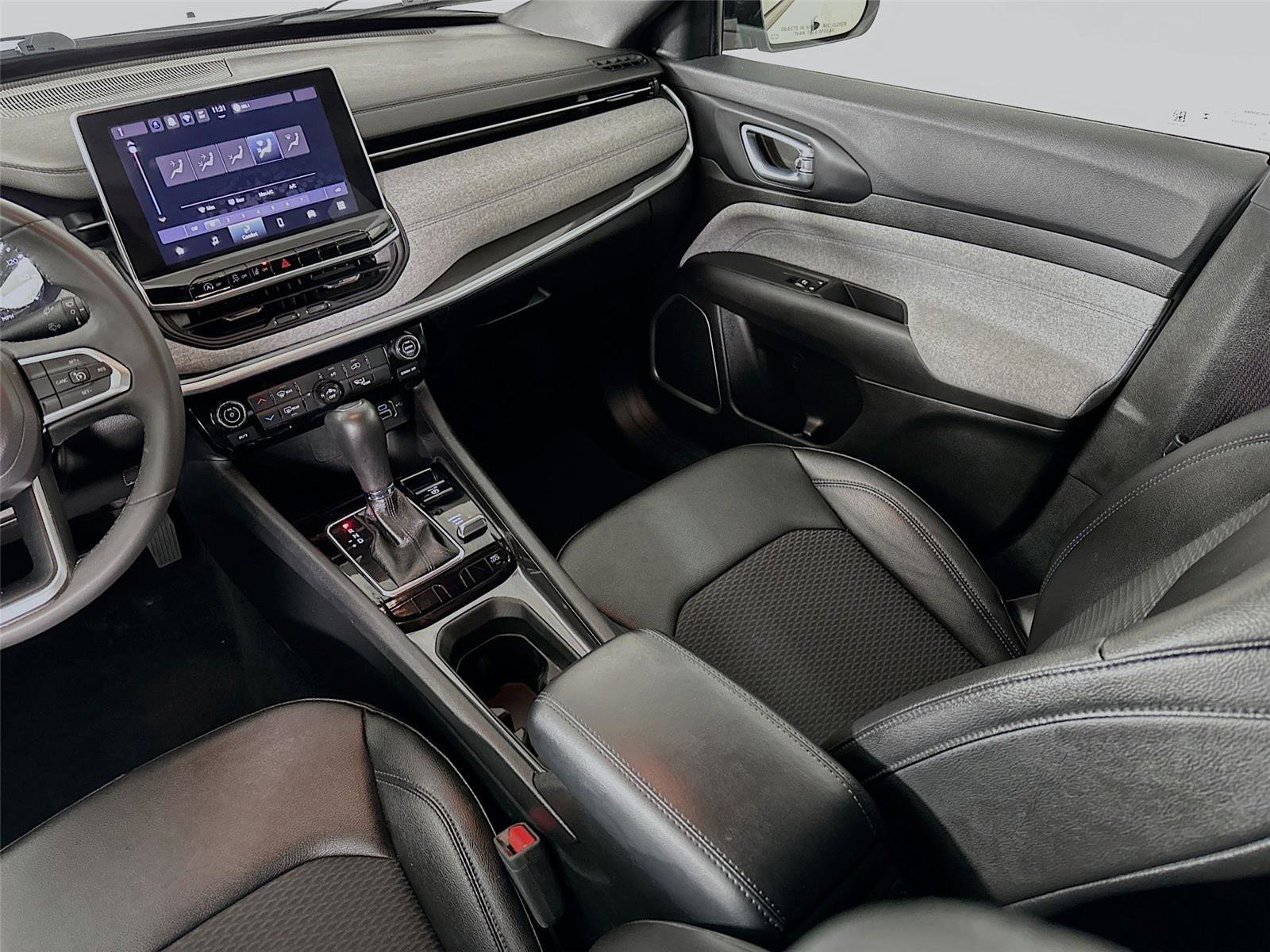 Used 2024 Jeep Compass Latitude image 24