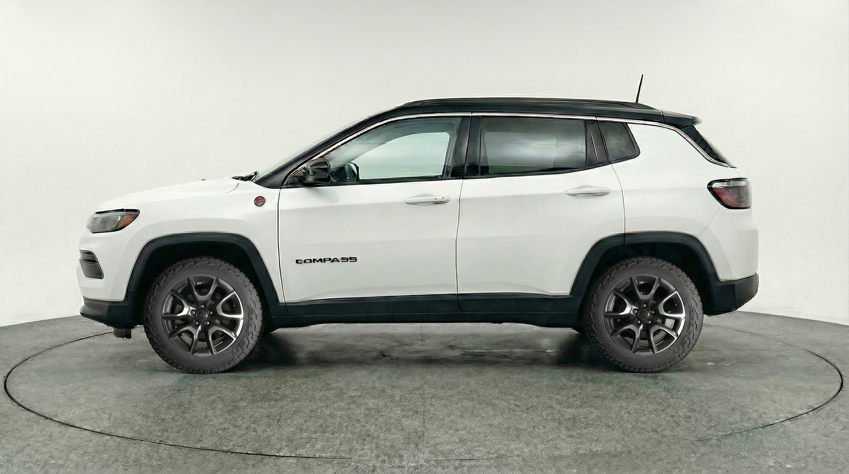 Used 2025 Jeep Compass Trailhawk AWD/4WD image 5