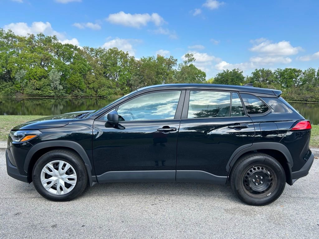 Used 2025 Toyota Corolla Cross L image 2