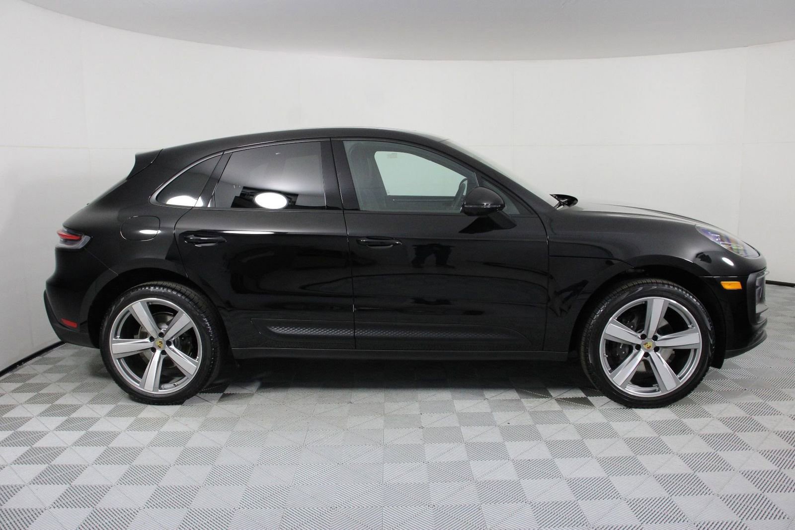 Certified 2025 Porsche Macan AWD/4WD image 8