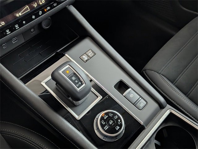 New 2025 Mitsubishi Outlander SE image 24