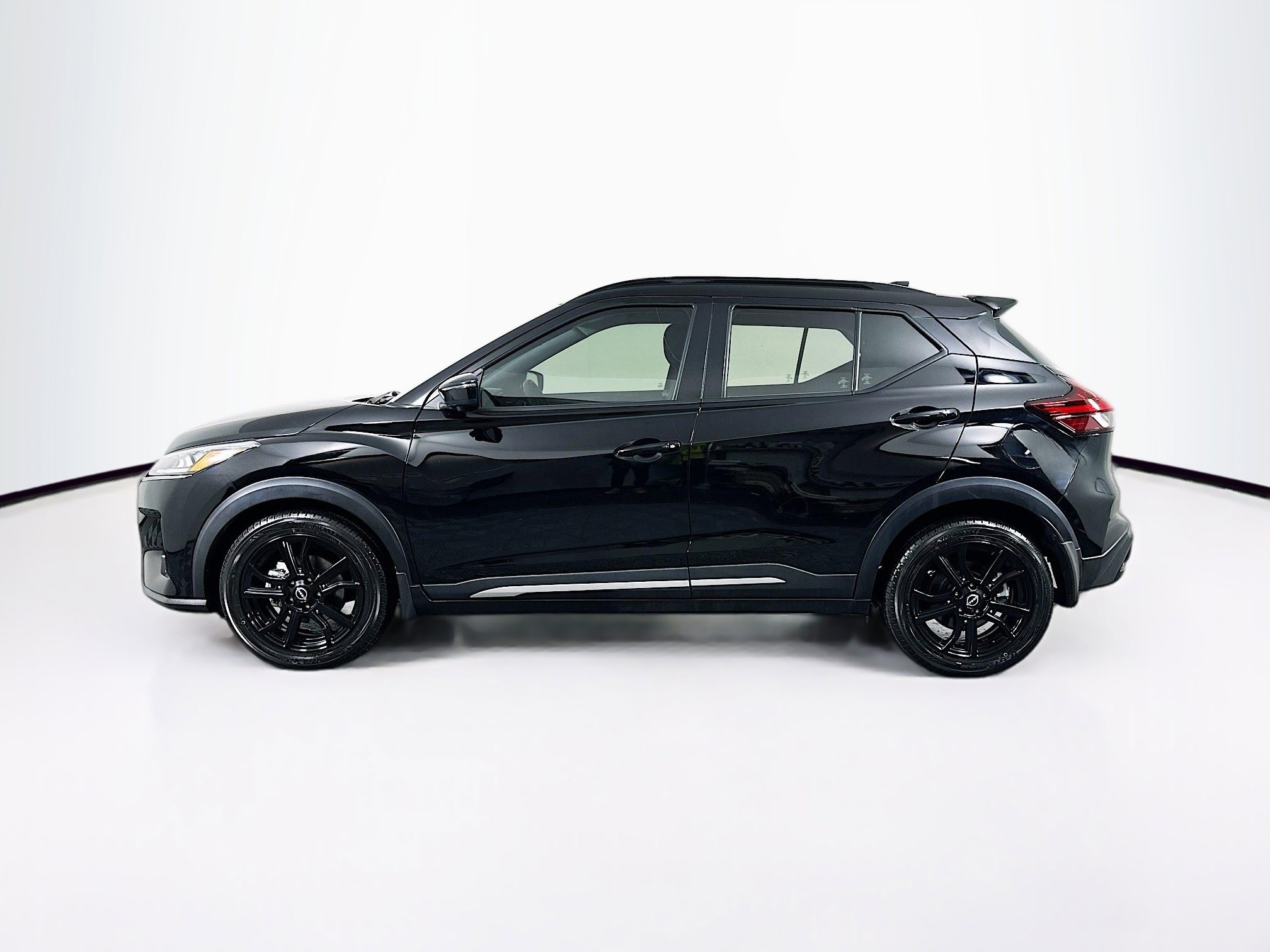 Used 2023 Nissan Kicks SR image 4