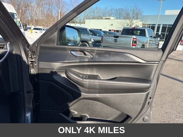 Used 2025 Jeep Grand Cherokee Laredo X image 35