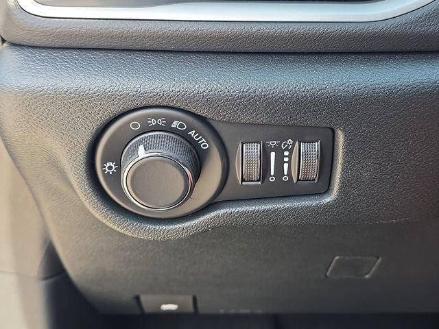 New 2026 Chrysler Voyager LX FWD image 32