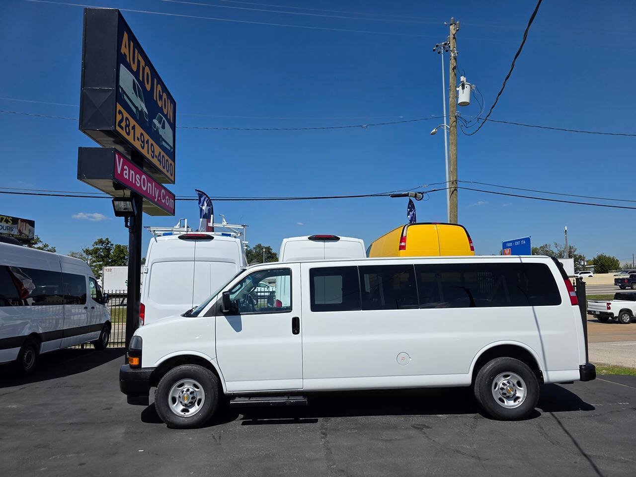 Used 2022 Chevrolet Express 3500 LS RWD image 4