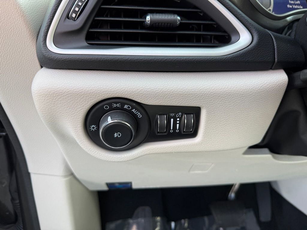 Used 2023 Chrysler Pacifica Touring-L image 7