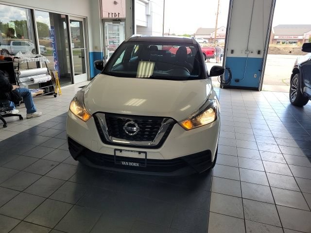 Used 2018 Nissan Kicks SV FWD image 2
