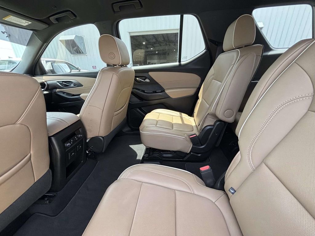 Used 2023 Chevrolet Traverse Premier FWD image 11