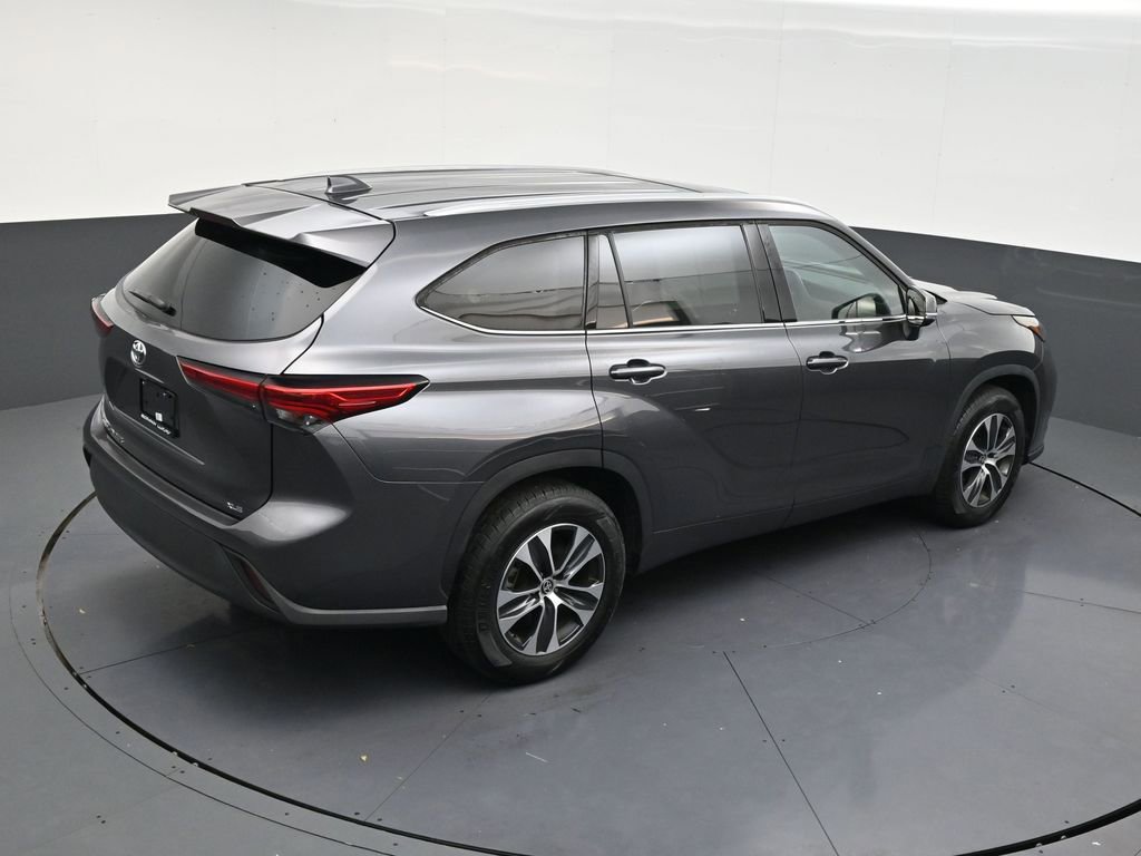 Used 2022 Toyota Highlander XLE FWD image 16
