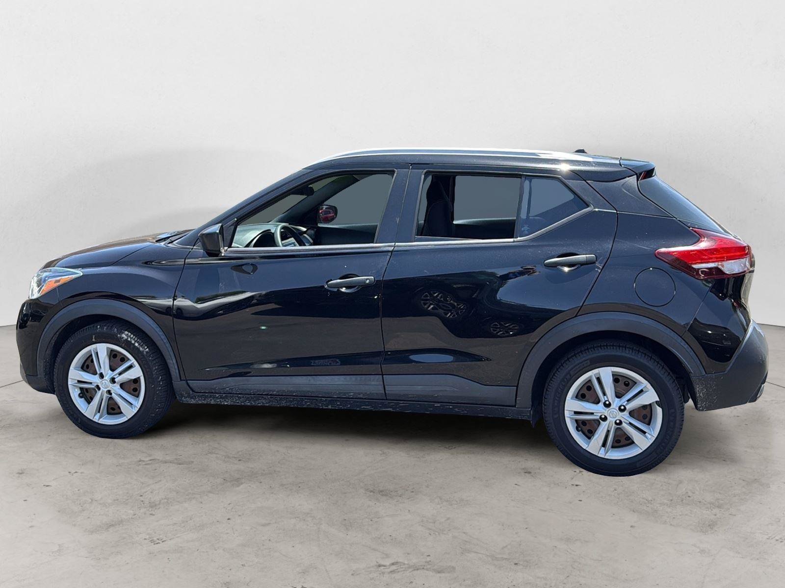 Used 2018 Nissan Kicks S FWD image 3