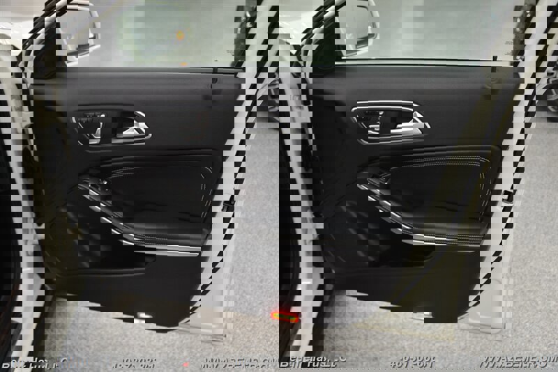 Used 2018 Mercedes-Benz GLA 250 4MATIC w/ Premium Package image 40