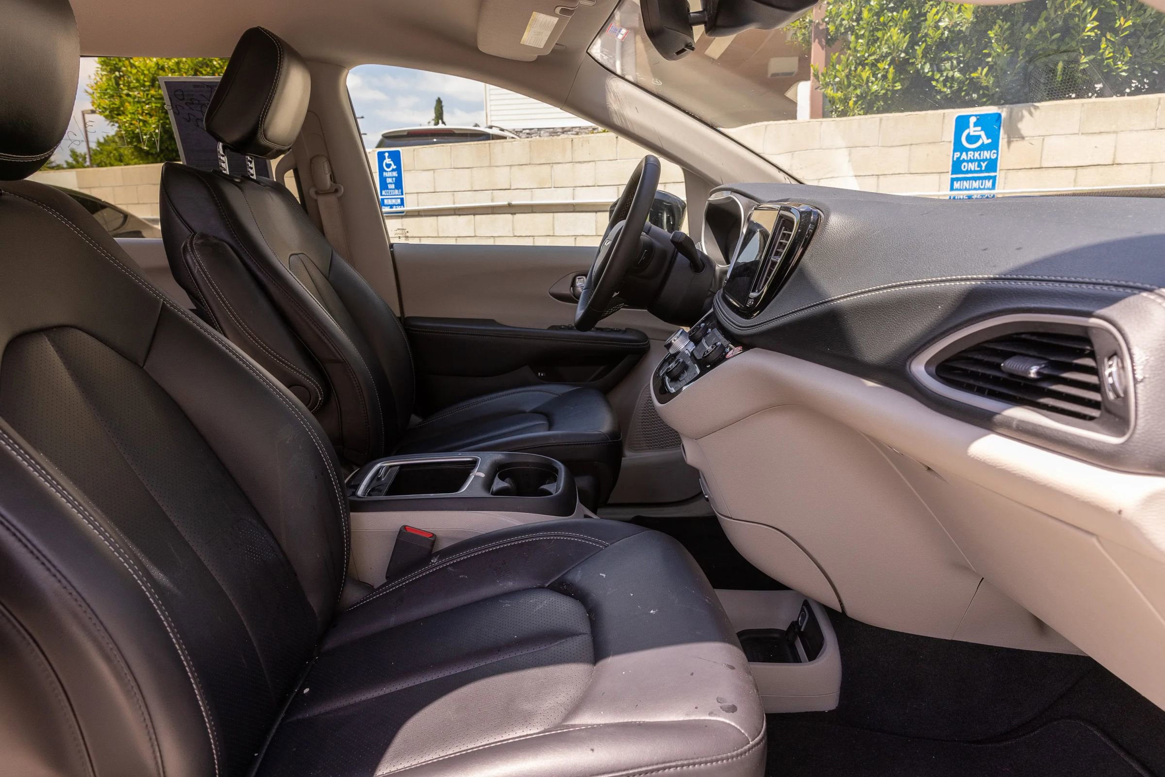 Used 2024 Chrysler Pacifica Limited FWD image 34