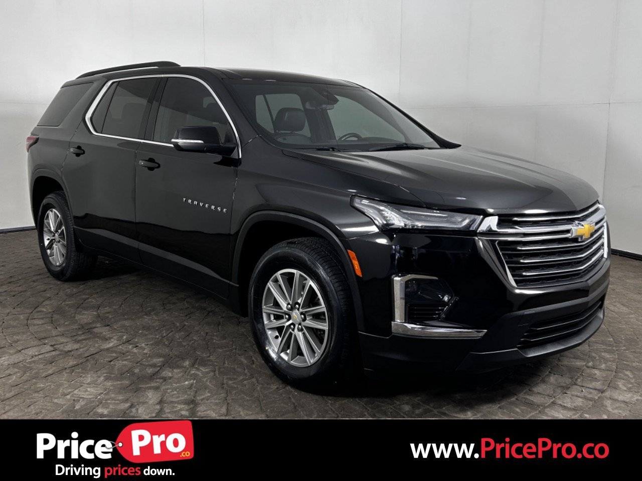 Used 2023 Chevrolet Traverse LT FWD image 1