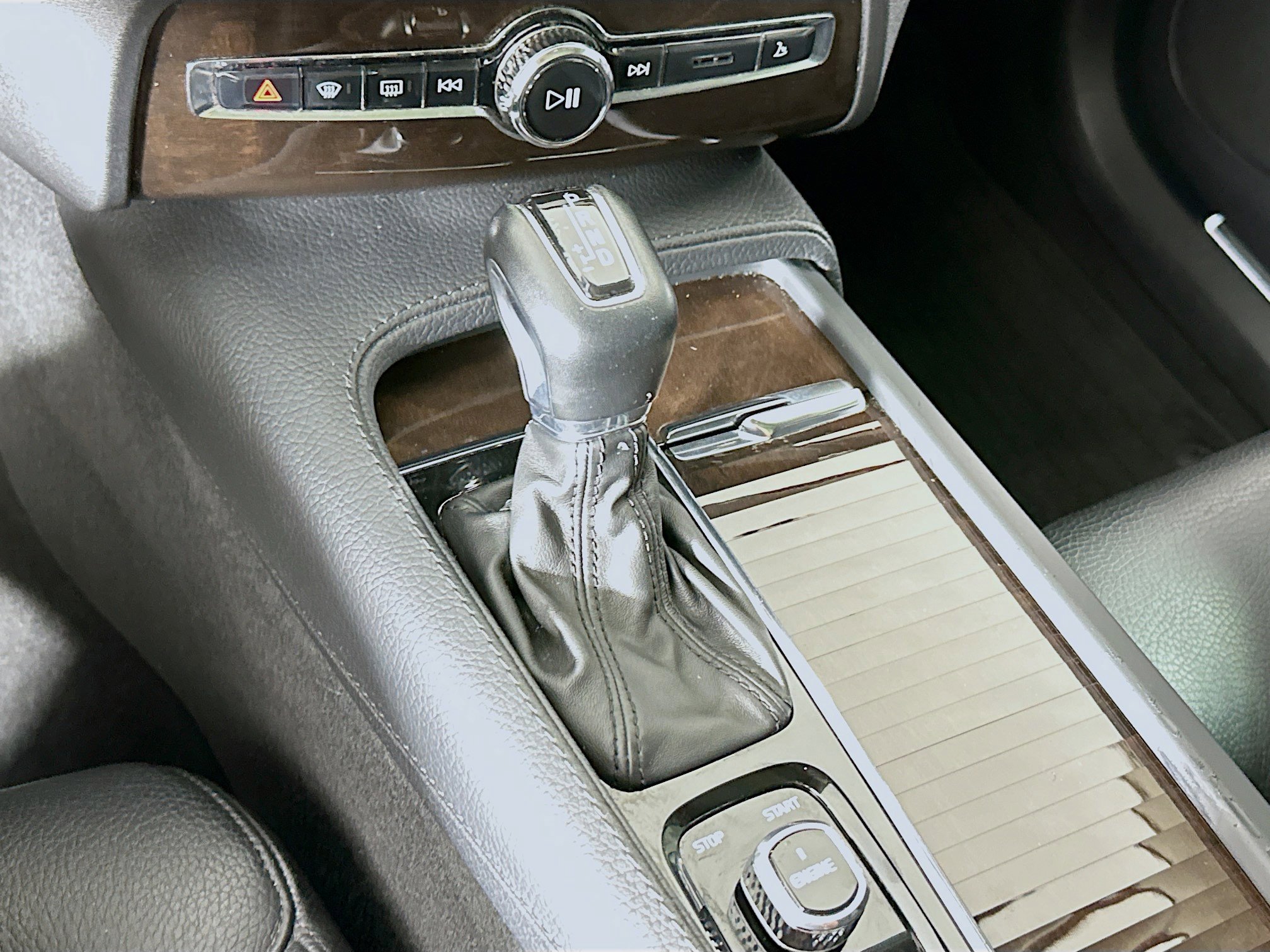 Used 2016 Volvo XC90 T6 Momentum w/ Momentum Plus Package image 25