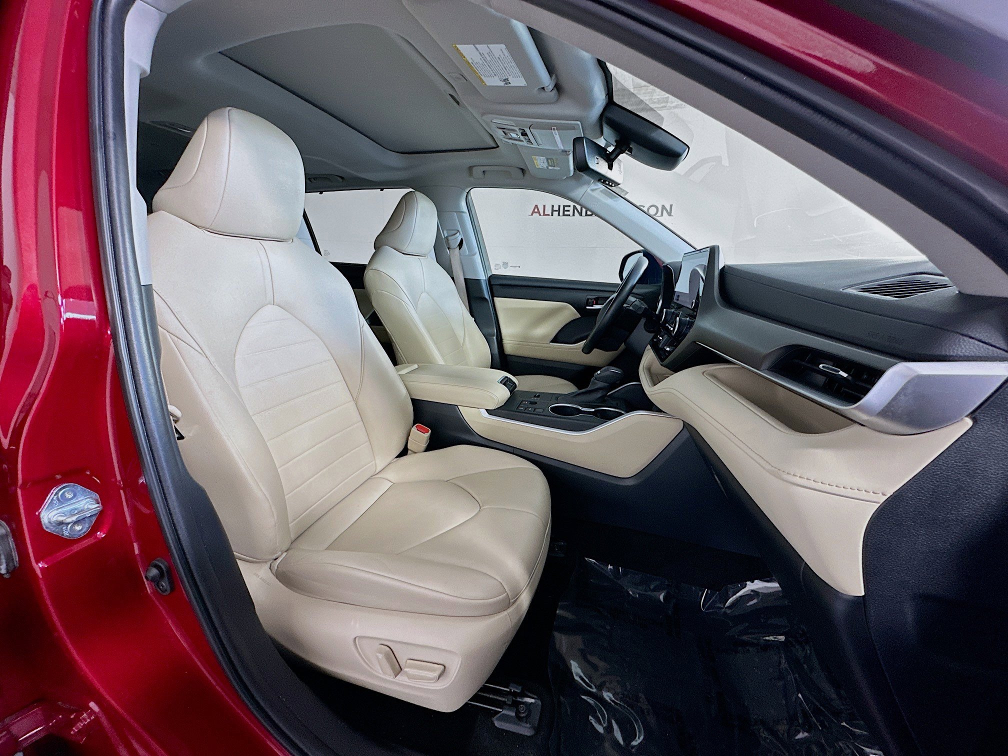 Used 2023 Toyota Highlander XLE image 28