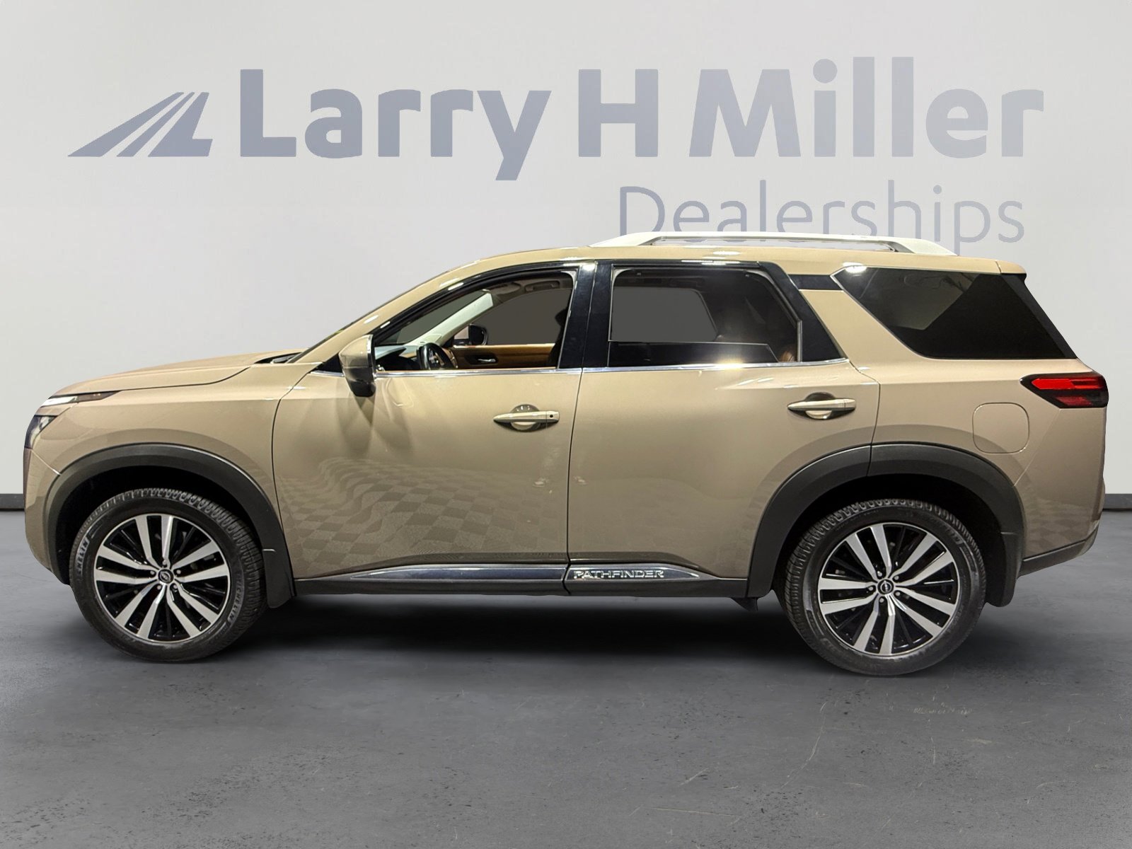 Certified 2024 Nissan Pathfinder Platinum w/ Cargo Package AWD/4WD image 2