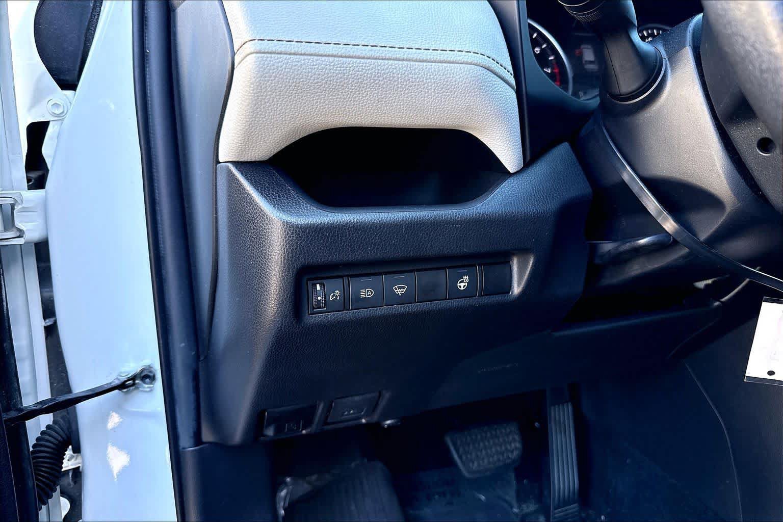 Used 2021 Toyota RAV4 XLE w/ XLE Grade Weather Package AWD/4WD image 33