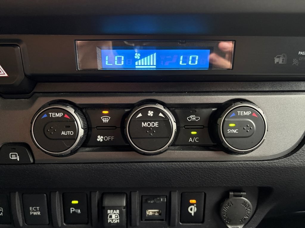 Used 2022 Toyota Tacoma TRD Off-Road w/ Technology Package AWD/4WD image 17