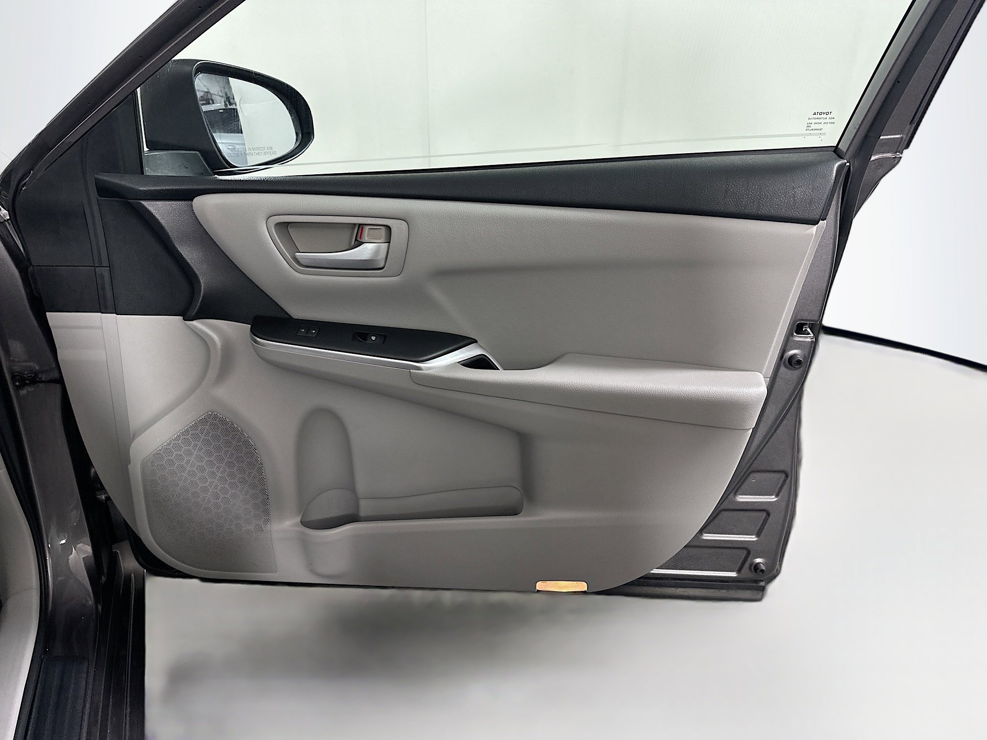 Used 2016 Toyota Camry LE FWD image 29