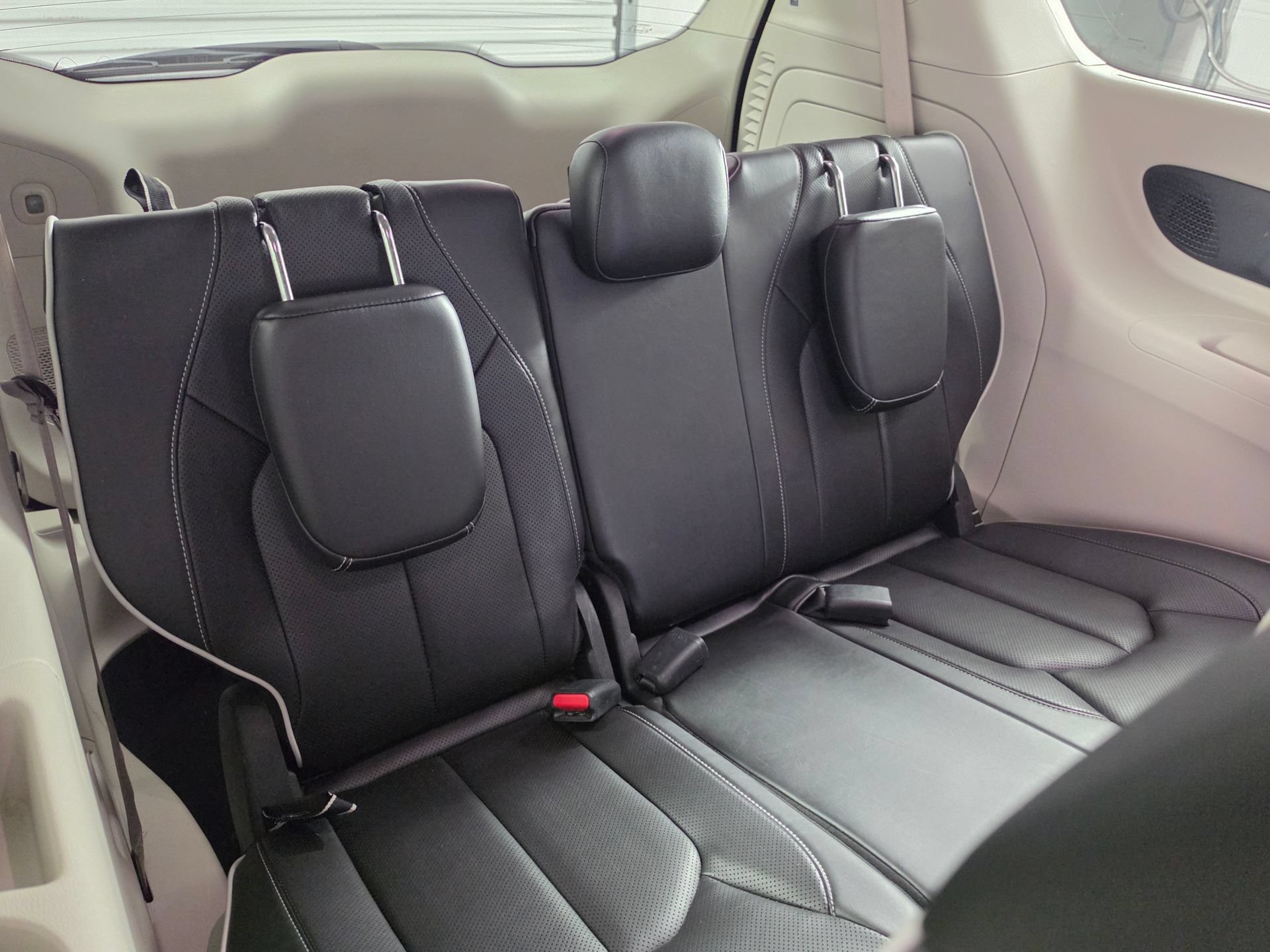 Used 2022 Chrysler Pacifica Limited w/ Uconnect Theater Family Group FWD image 44