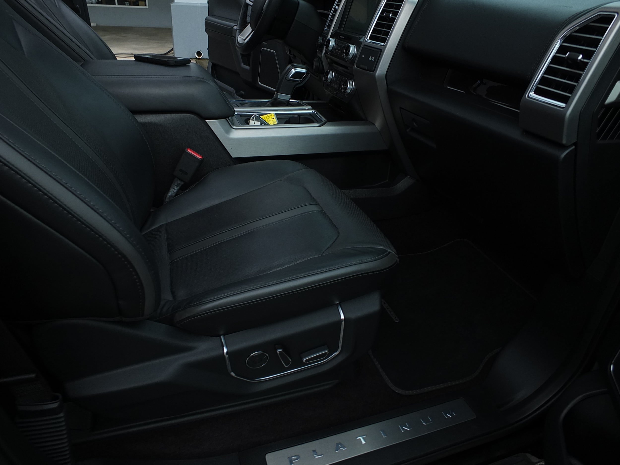 Used 2016 Ford F150 Platinum w/ Equipment Group 701A Luxury RWD image 17