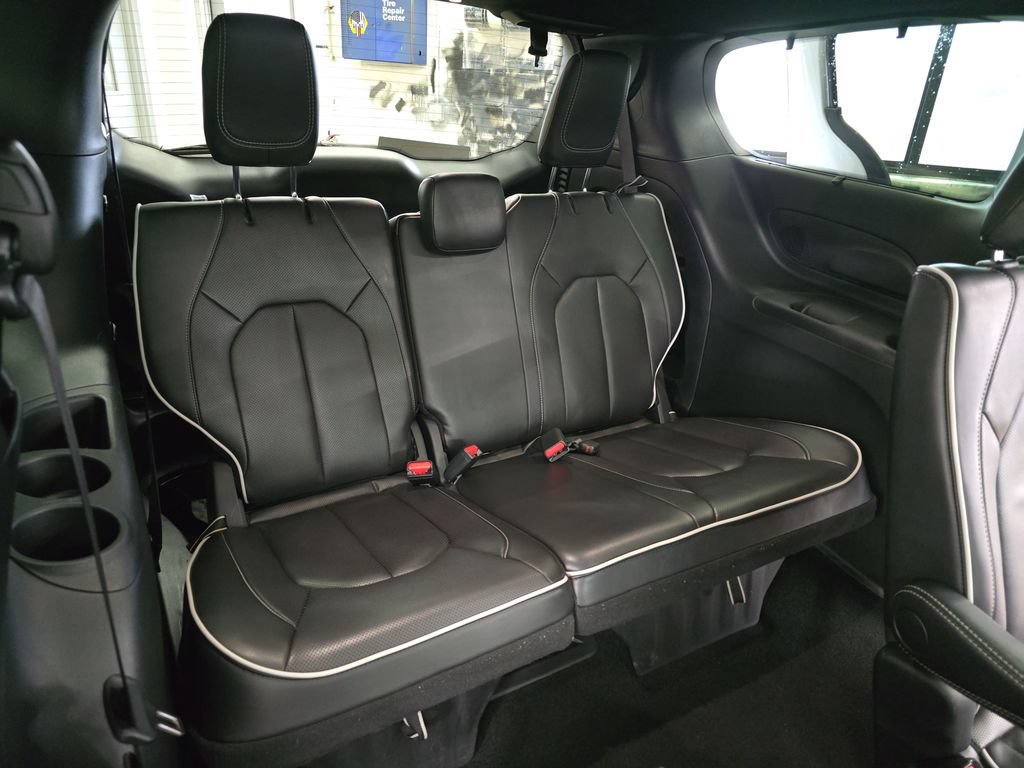 Certified 2025 Chrysler Pacifica Limited FWD image 12