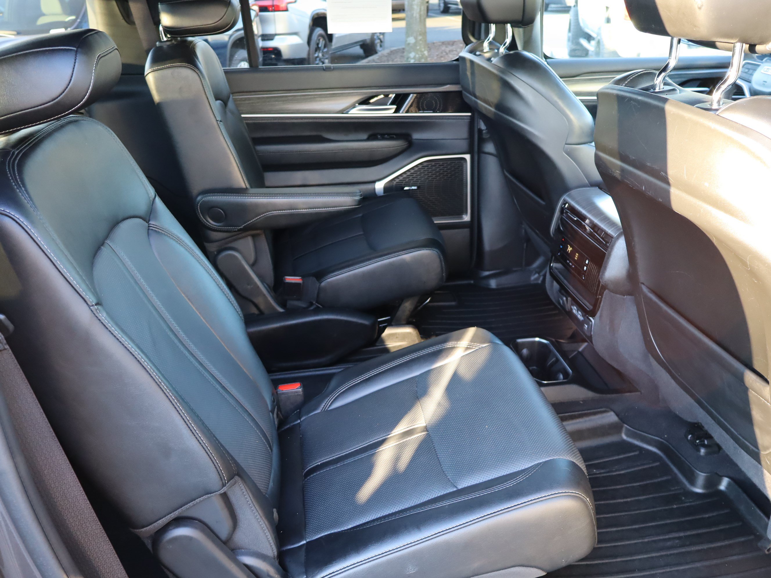 Used 2024 Jeep Wagoneer Series II w/ Convenience Group I AWD/4WD image 38