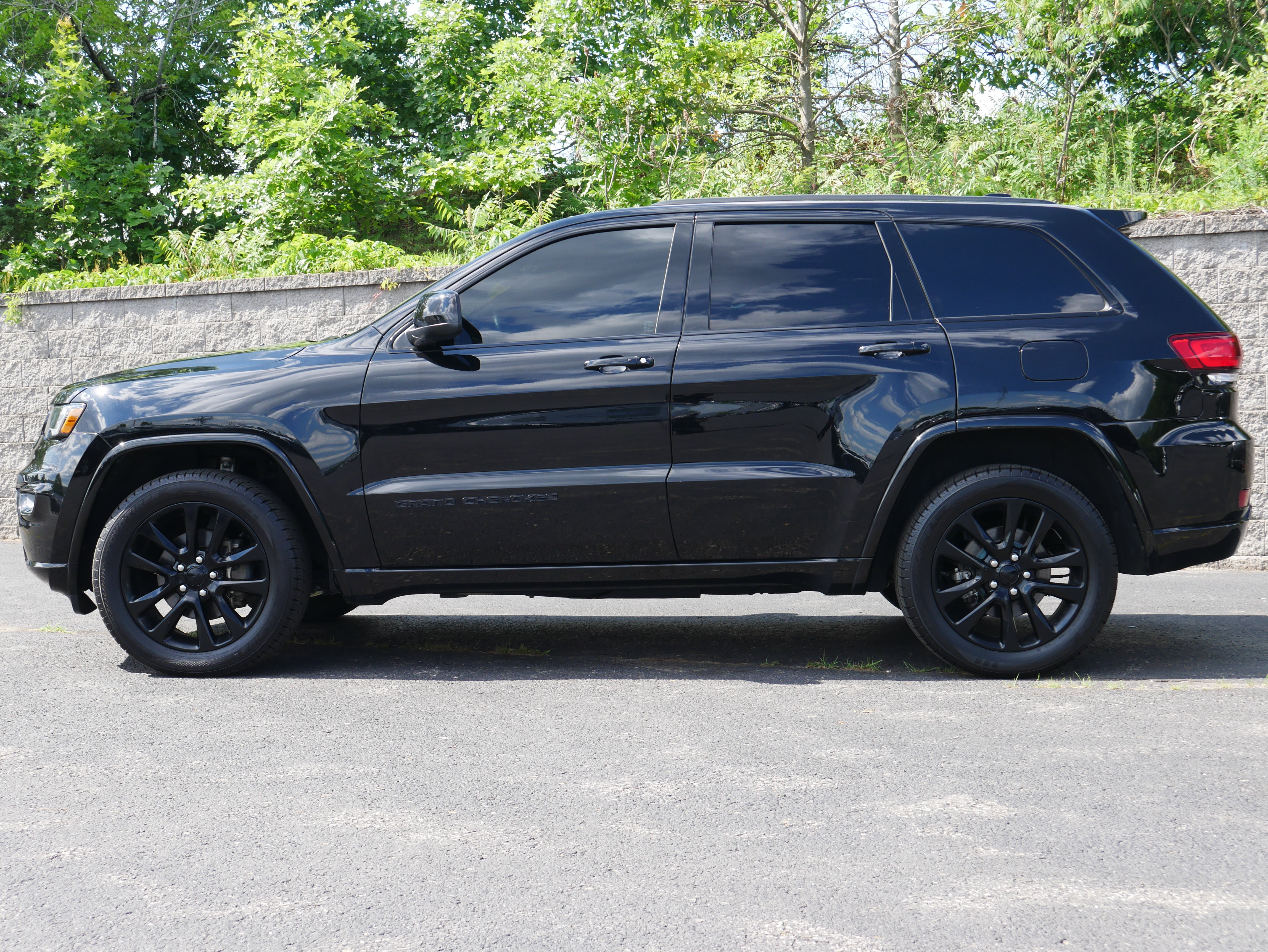 Used 2020 Jeep Grand Cherokee Altitude AWD/4WD image 3