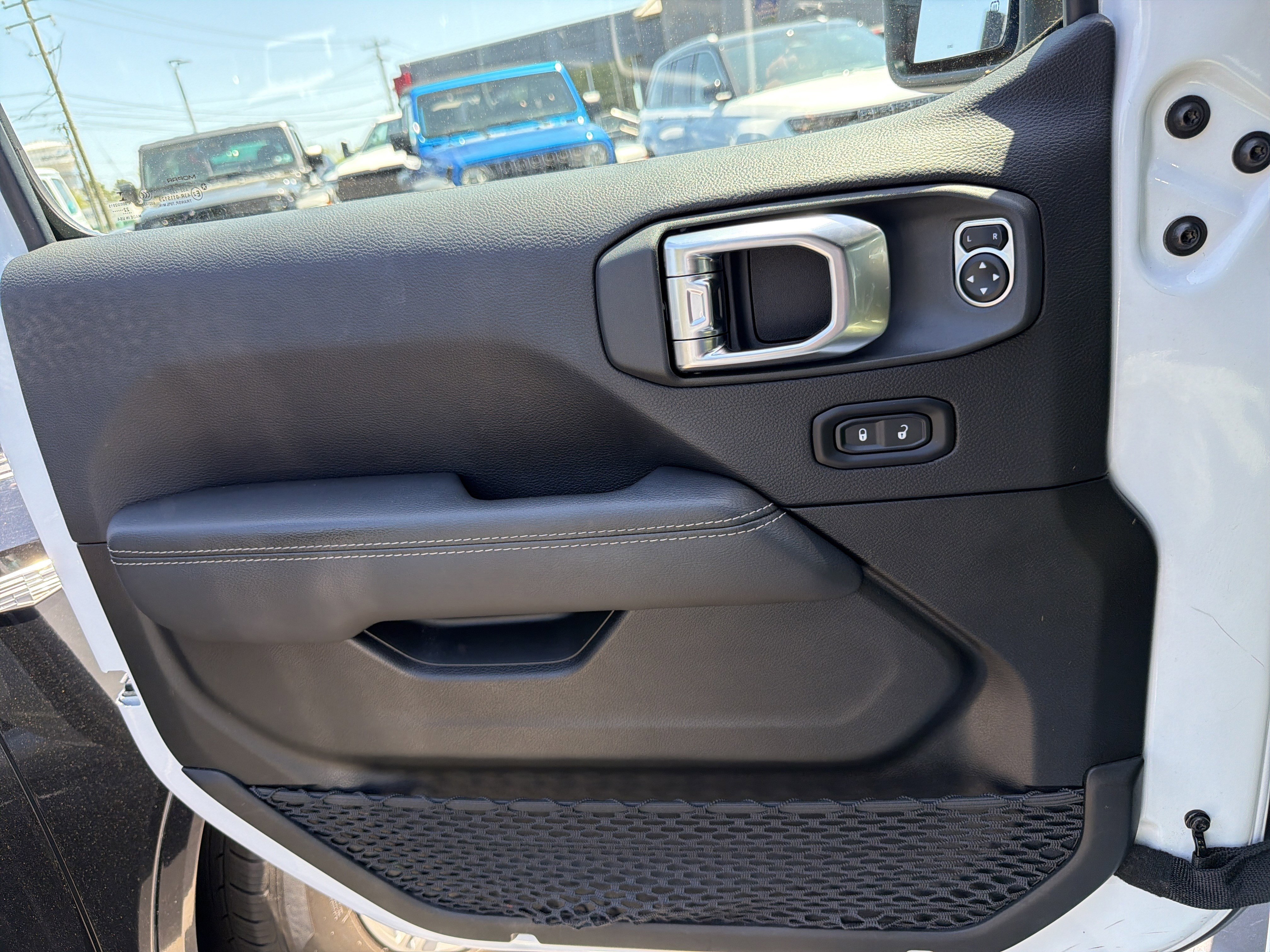 Used 2022 Jeep Wrangler Unlimited Sahara w/ Cold Weather Group AWD/4WD image 39