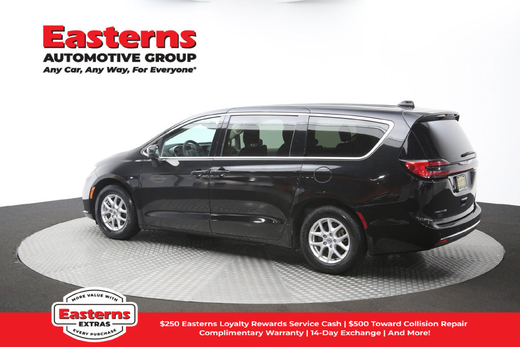 Used 2023 Chrysler Pacifica Touring-L FWD image 65