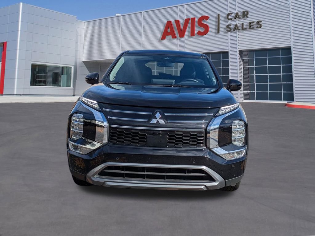 Used 2025 Mitsubishi Outlander SE image 2