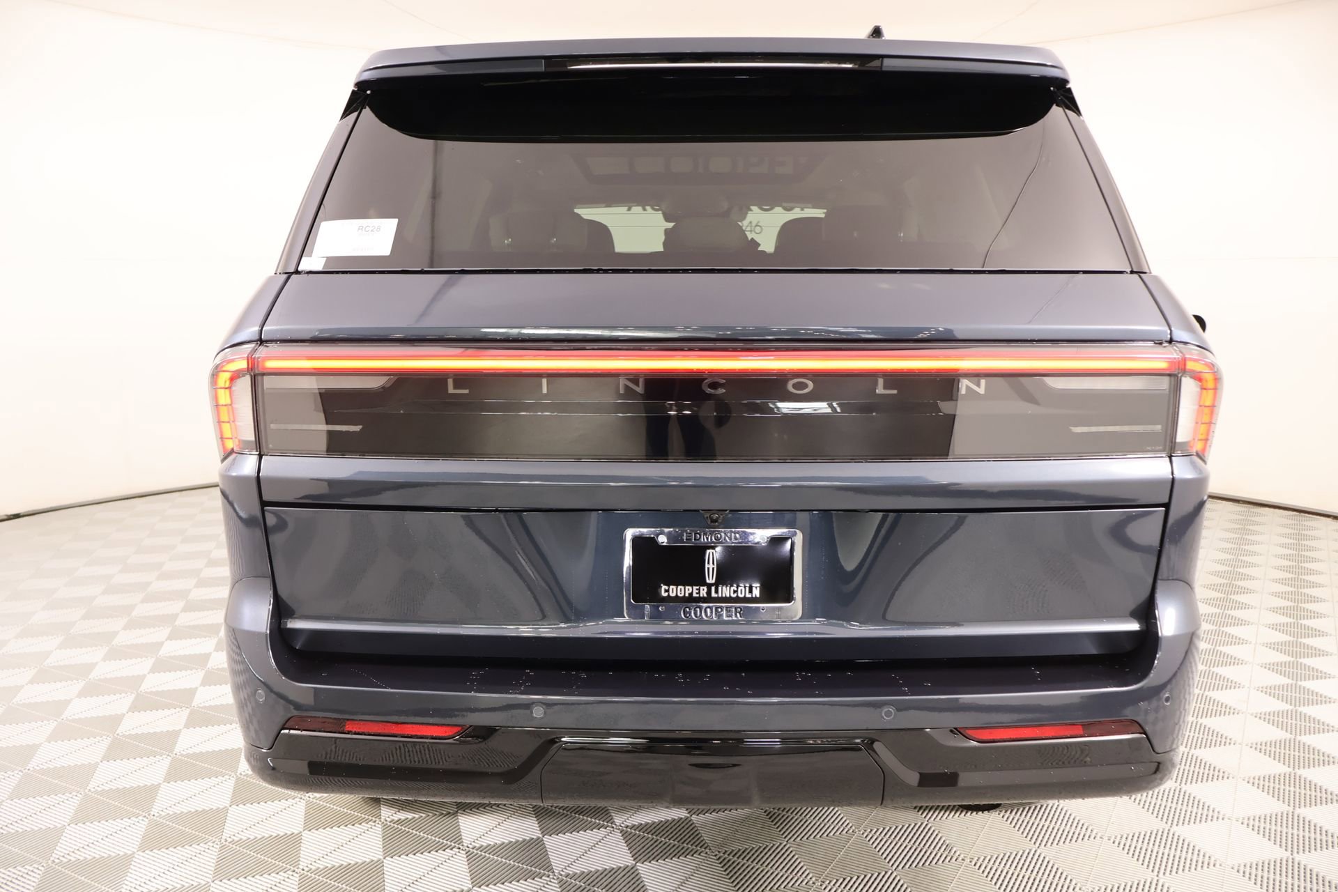 New 2026 Lincoln Navigator Reserve w/ Jet Appearance Package AWD/4WD image 24