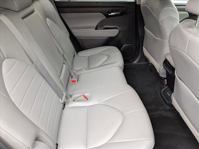 Used 2022 Toyota Highlander XLE AWD/4WD image 21