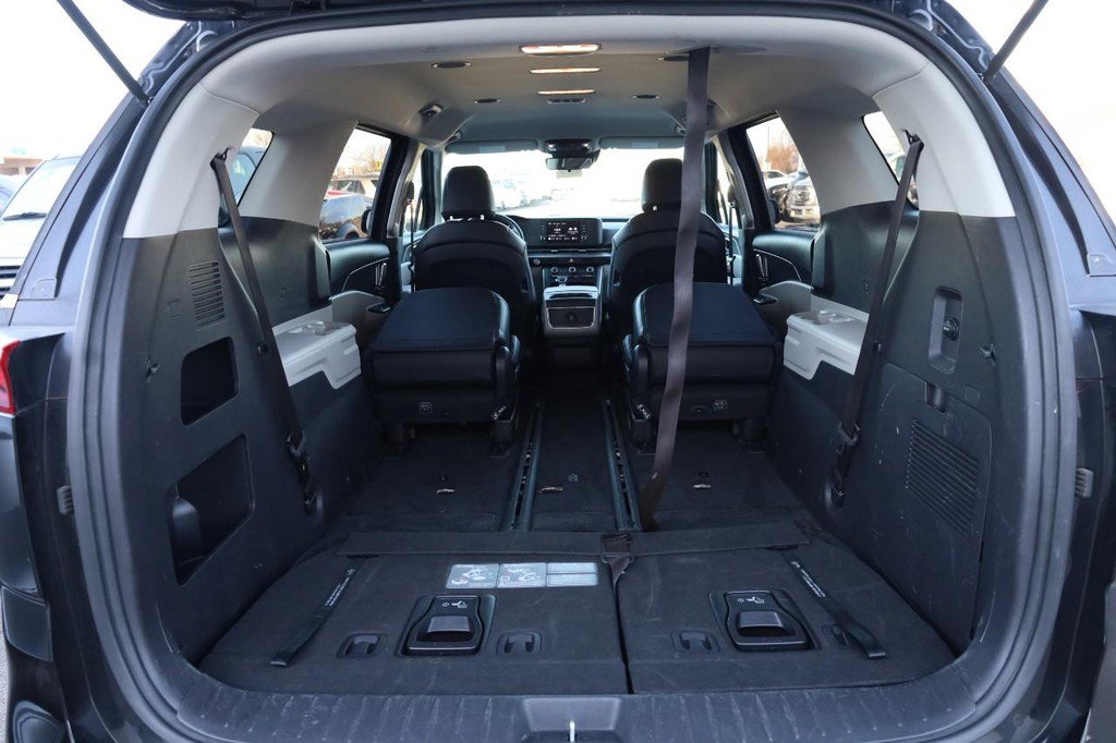 Used 2024 Kia Carnival LX image 9