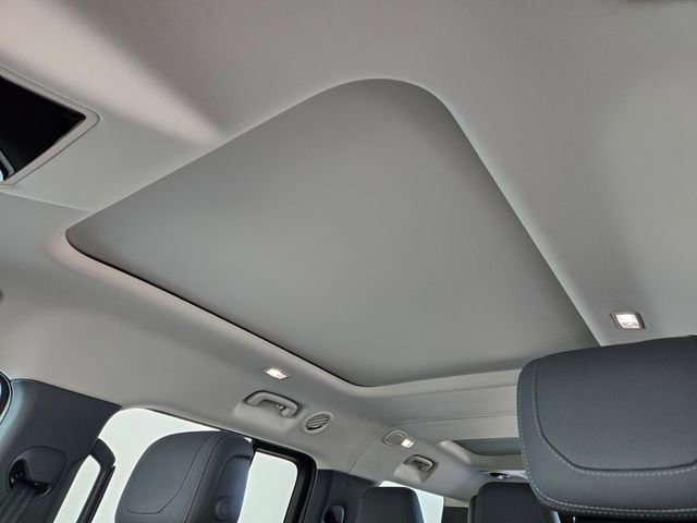 Used 2024 Land Rover Defender 130 X-Dynamic SE image 11