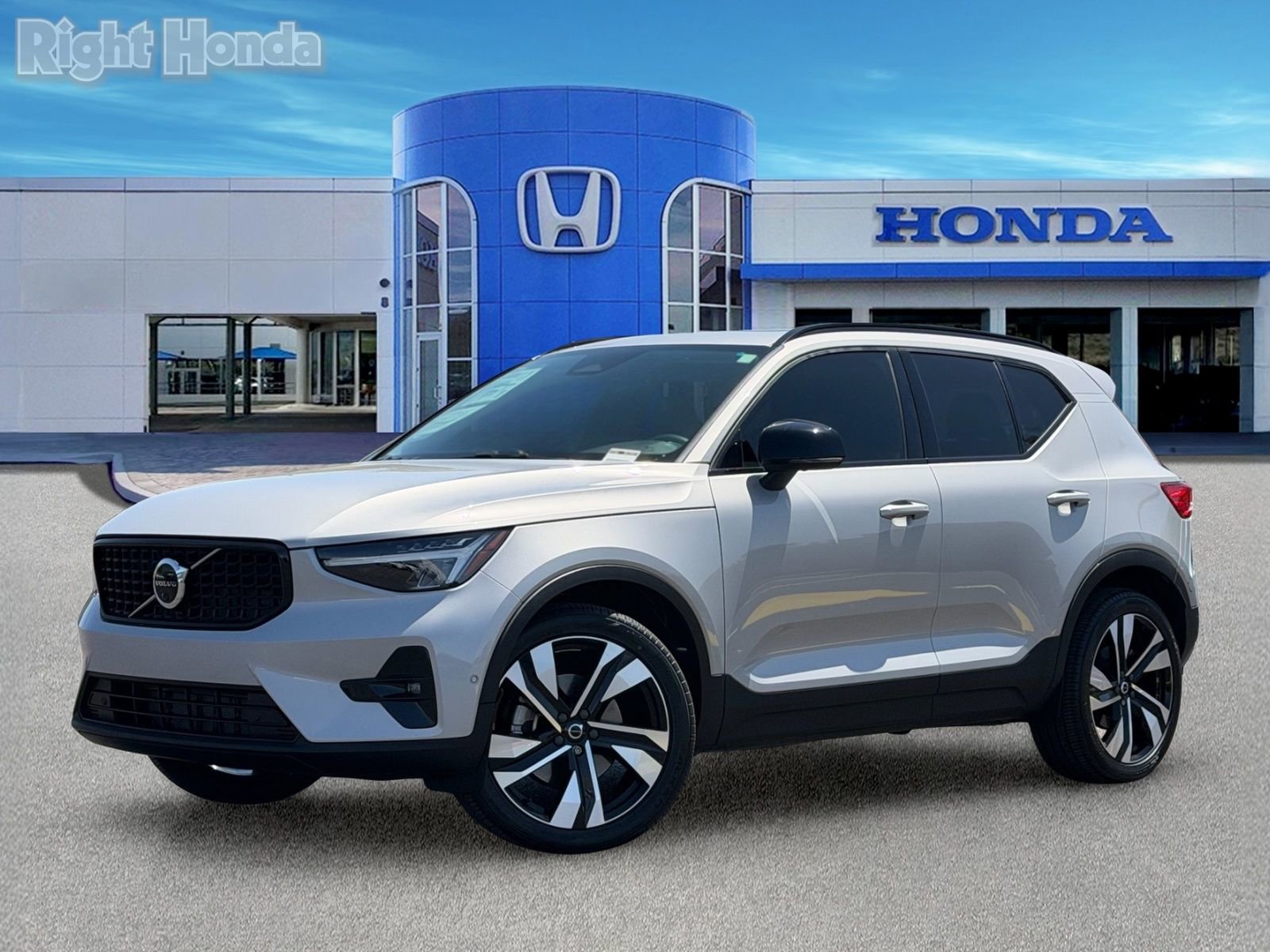 Used 2023 Volvo XC40 B5 Ultimate w/ Protection Package Premier AWD/4WD image 2