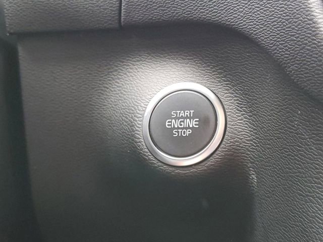 Used 2025 Volvo XC40 B5 Core image 16