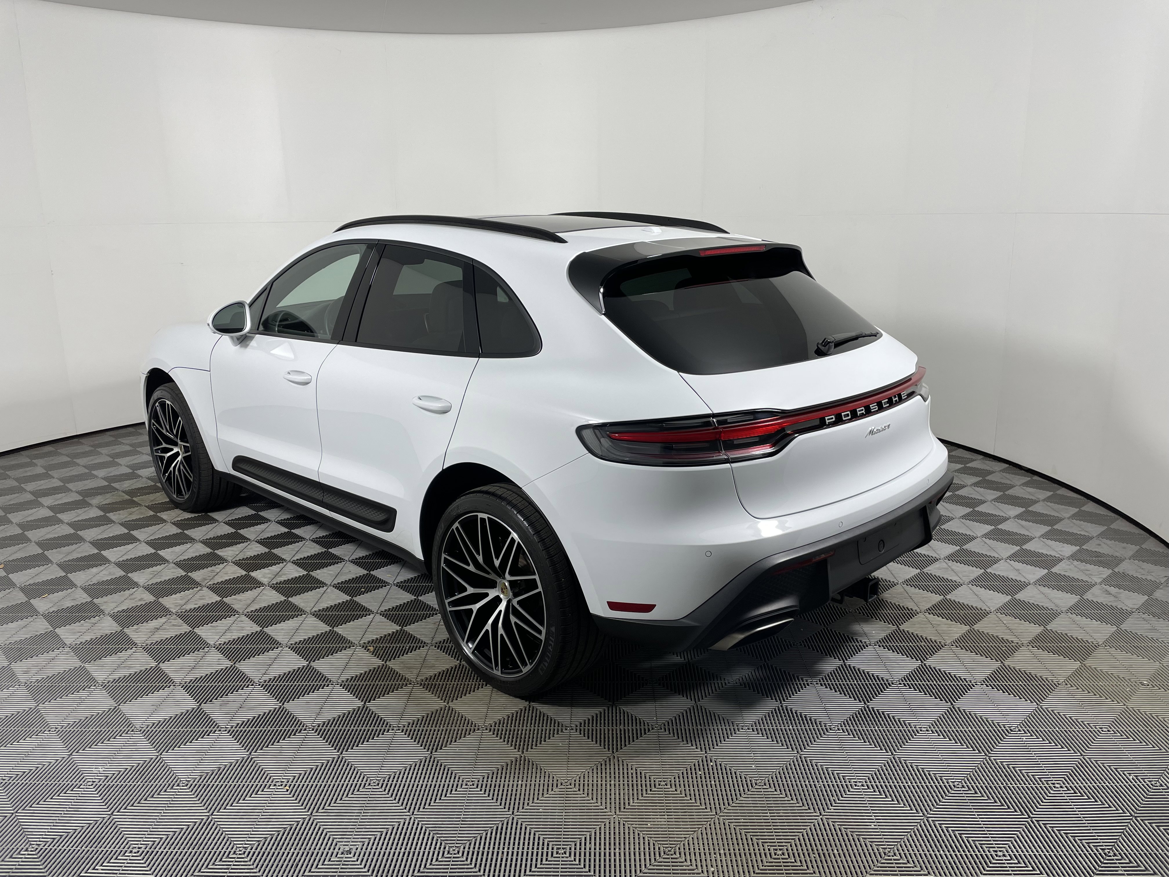 Certified 2023 Porsche Macan AWD/4WD image 3